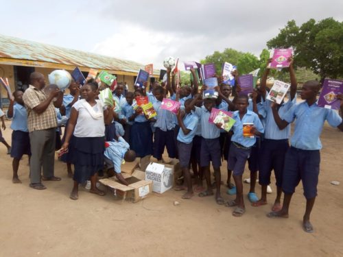 Schulkinder in Mazwia/Kenia freuen sich über Schulbücher