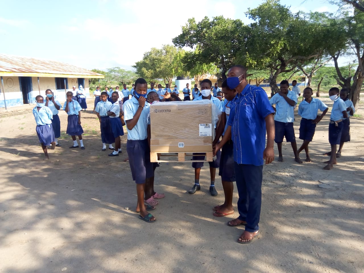 Ein Kopiergerät wird der Primary School in Maziwa überreicht.